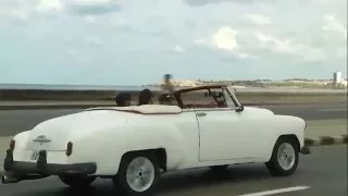 La Habana en un Chevrolet convertible de 1952