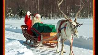 Aufbruch des Weihnachtsmanns mit Rentier in Lappland Finnland Weihnachten Santa Claus Nikolaus