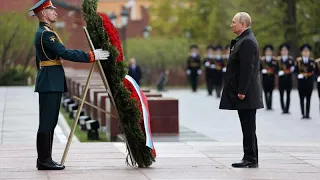 Rusya'da Zafer Bayramı: Putin, Meçhul Asker anıtına çelenk bıraktı