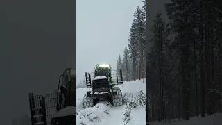 The John Deere 1910G Forwarder: A Reliable Machine for Logging in the Norwegian Forest