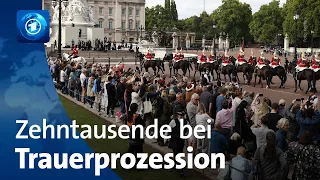 Trauer um Queen Elizabeth II: Zehntausende kommen zu Prozession durch London