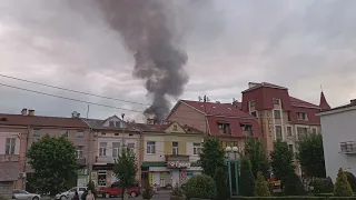 Густий чорний дим: ліквідація пожежі у місті Надвірна