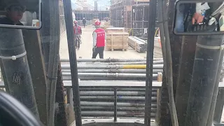 지게차작업 철근하차주변정리 써퍼트꽈배기 조심 forklift driving