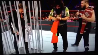 WWE Raw 12/19/2016: Chris Jericho Gets Locked in a Cage