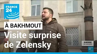 Volodymyr Zelensky en visite surprise à Bakhmout • FRANCE 24