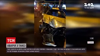 Новини України: у Харкові таксист протаранив стовп, який впав на автобус з людьми