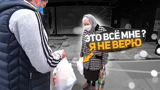 КУПУЮ ВСЕ, НА ЩО ДИВЛЯТЬСЯ БАБУСІ. Заплатив бабусі за всі покупки.