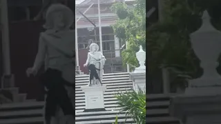 Man destroys Columbus statue outside Government House ahead of National Heroes day aka Columbus Day