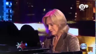 Evelyn Matthei tocando en piano "Dragon Ball GT"