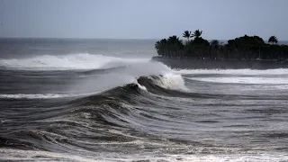 Sous la menace d'un cyclone historique, la Réunion confinée • FRANCE 24