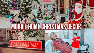 SINGLE WIDE MOBILE HOME CHRISTMAS DECOR | decorating the porch for Christmas | VLOGMAS DAY 3 🎄