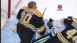 TIM THOMAS Fights ALEXANDRE BURROWS, Thomas has enough of his crap Game 4 Bruins Vs. Canucks