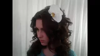 Живые цветы в прическе у невесты. Live flowers in the bride's hair.