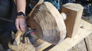 Turning big beech wooden bowl with pole lathe / Suur pöögist kauss teivastreipingiga