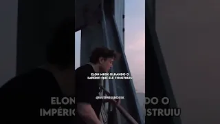 Elon musk olhando seu império que ele construiu