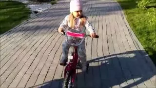 София на велосипеде катается и ремонтирует  Sofia on the bike rides and repairs