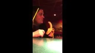 Уроки орального секса с бананом )))