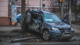 В Днепре на Мануйловском проспекте Mitsubishi столкнулся с автобусом и врезался в столб