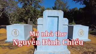 Mộ nhà thơ Nguyễn Đình Chiểu.