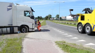 Vrachtwagen muurvast in de modder