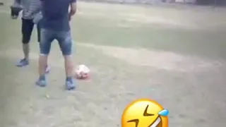 jugando fútbol con los ojos vendados