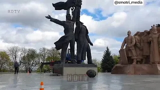 В Киеве продолжается демонтаж скульптурной группы около арки Дружбы народов.