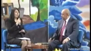 Pastor responde a reportera que no cree en Dios