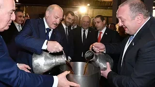Лукашенко разливает коньяк в Тбилиси