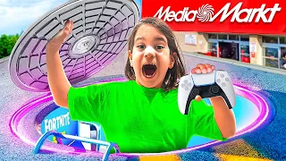 KLEINER JUNGE baut GEHEIMES GAMING ZIMMER im MEDIA MARKT!😱(Erwischt)