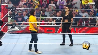 Dominik Mysterio intenta atacar a Rhea Ripley con un Palo de Kendo - WWE Raw Español: 29/08/2022