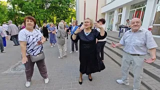 1.05.24г..."С Праздником!"... Ирина Круг... звучит на танцполе в Гомельском парке...