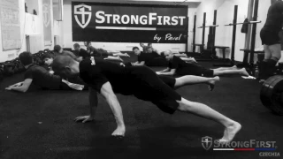 StrongFirst SFB Bodyweight: Klik na jedné ruce/jedné noze