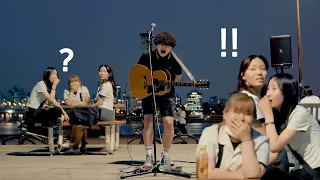 A Boy Suddenly Drops Guitar And Sings Without Guitar, Girls At The Back Are Stunned.. [ENG CC]