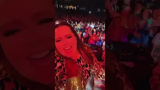 MAIARA CANTANDO A NOVA MÚSICA OFICIALIZAR COM GUSTTAVO LIMA