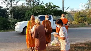 ใส่บาตรพระและมีพระบวชใหม่ร่วมบิณฑบาต