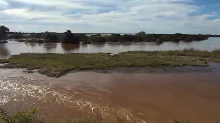 enchente em São borja 01/07/2014 um grande pedaço de terra sendo arrastado.