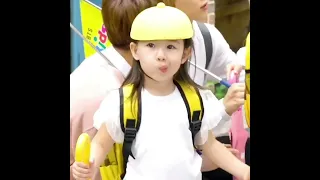 This kid is Russian & doesn't speak Korean well so taehyung played with her#taehyung #jimin #bts