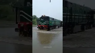 Trains Running in flooded area of Kot Lakhpat | Pakistan Railways | World Tourism