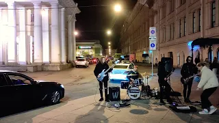 Кино - "Группа крови" в исполнении кавер группы "ISTREETBAND" на Думской улице в Санкт-Петербурге...