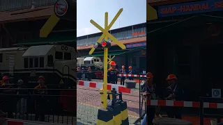 Funny! Indonesian signal railway crossing #shorts #keretaapi #railway