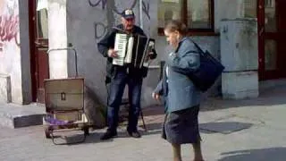 Grajek przygrywał przechodniom na akordeonie