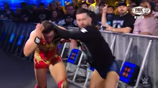 Finn Balor ataca a Austin Theory - Wrestlemania SmackDown Español Latino: 01/04/2022