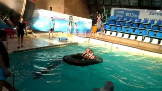 Дельфины катают Милану и Эльвиру