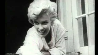 Marilyn Monroe - At the window