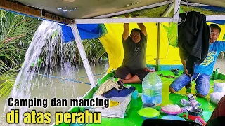 Hujan deras dan badai angin kencang menghantam di saat camping dan mancing