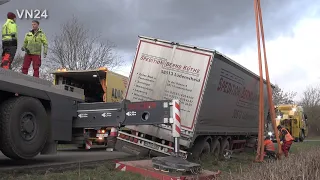 17.02.2022 - VN24 - Truck with 22-ton steel coil threatens to slide into the ditch