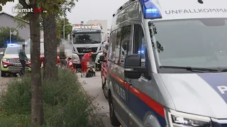 Radfahrer bei Kollision mit LKW in Wels-Neustadt schwer verletzt