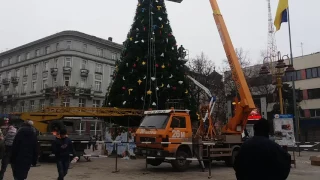 в Івано Франківську прикрашають ялинку