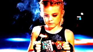 Девочка катается на роликах лучшая в мире Fantastic little girl best talent Rollerblade