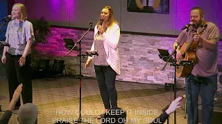 Lynnae Kellum singing Praise